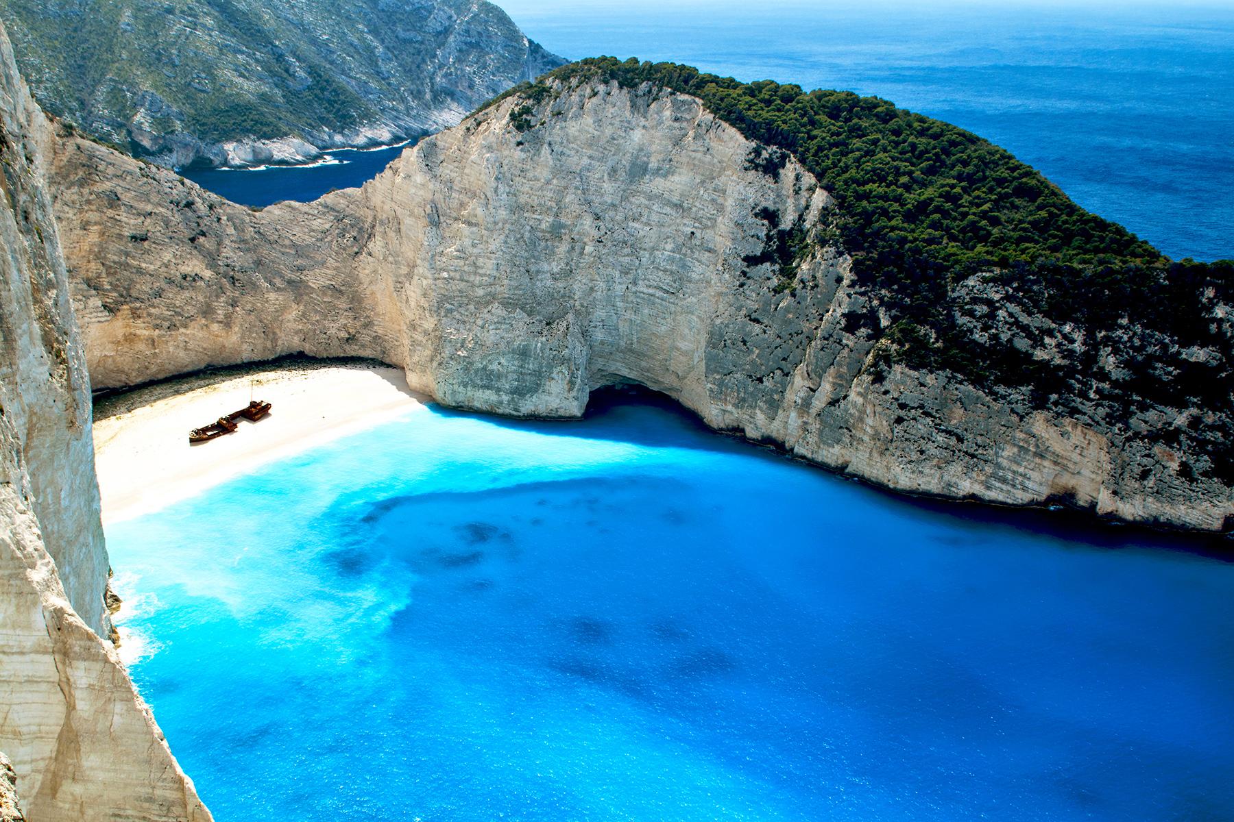How are Greeces beaches different? Find your perfect beach: from wild parties to quiet coves!