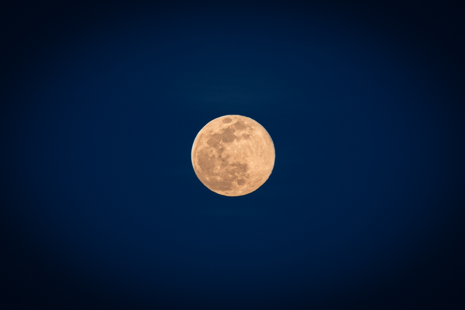 Add sky to moon photo adobe lightroom easily! Follow these tips to enhance your photos quickly!
