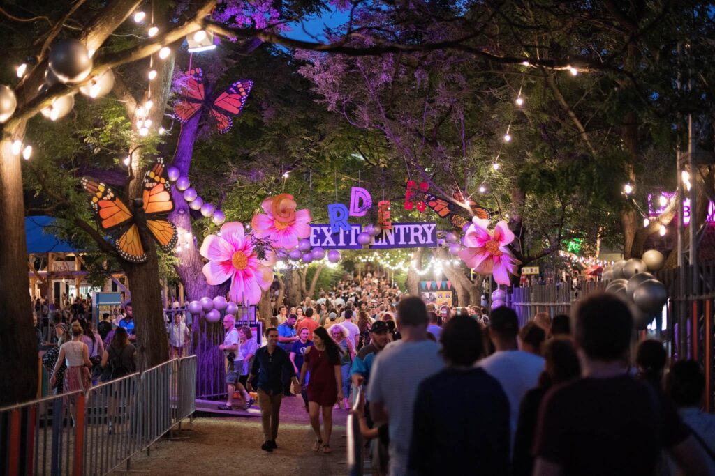 Calling all arts lovers! Explore top theater festivals in the world.