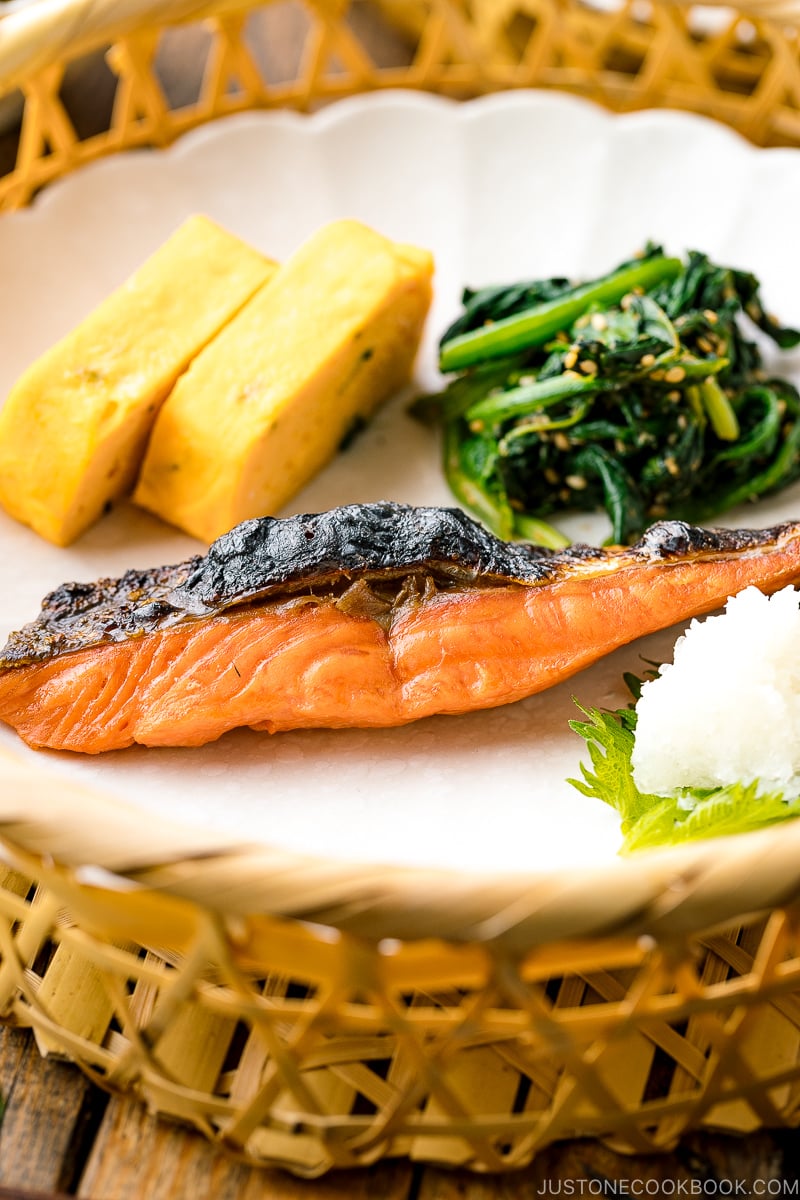 Salmon Shioyaki Recipe: Easy Steps for Perfect Japanese Grilled Salmon!