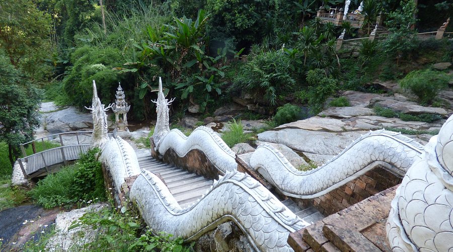 Explore Wat Pha Lat: A Serene Getaway (Find Peace in Nature)