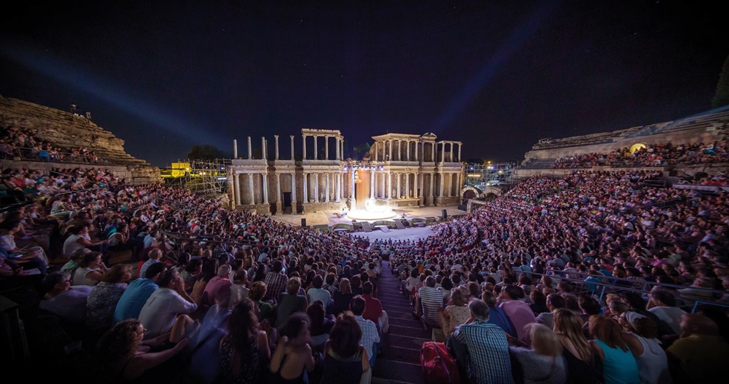 Calling all arts lovers! Explore top theater festivals in the world.