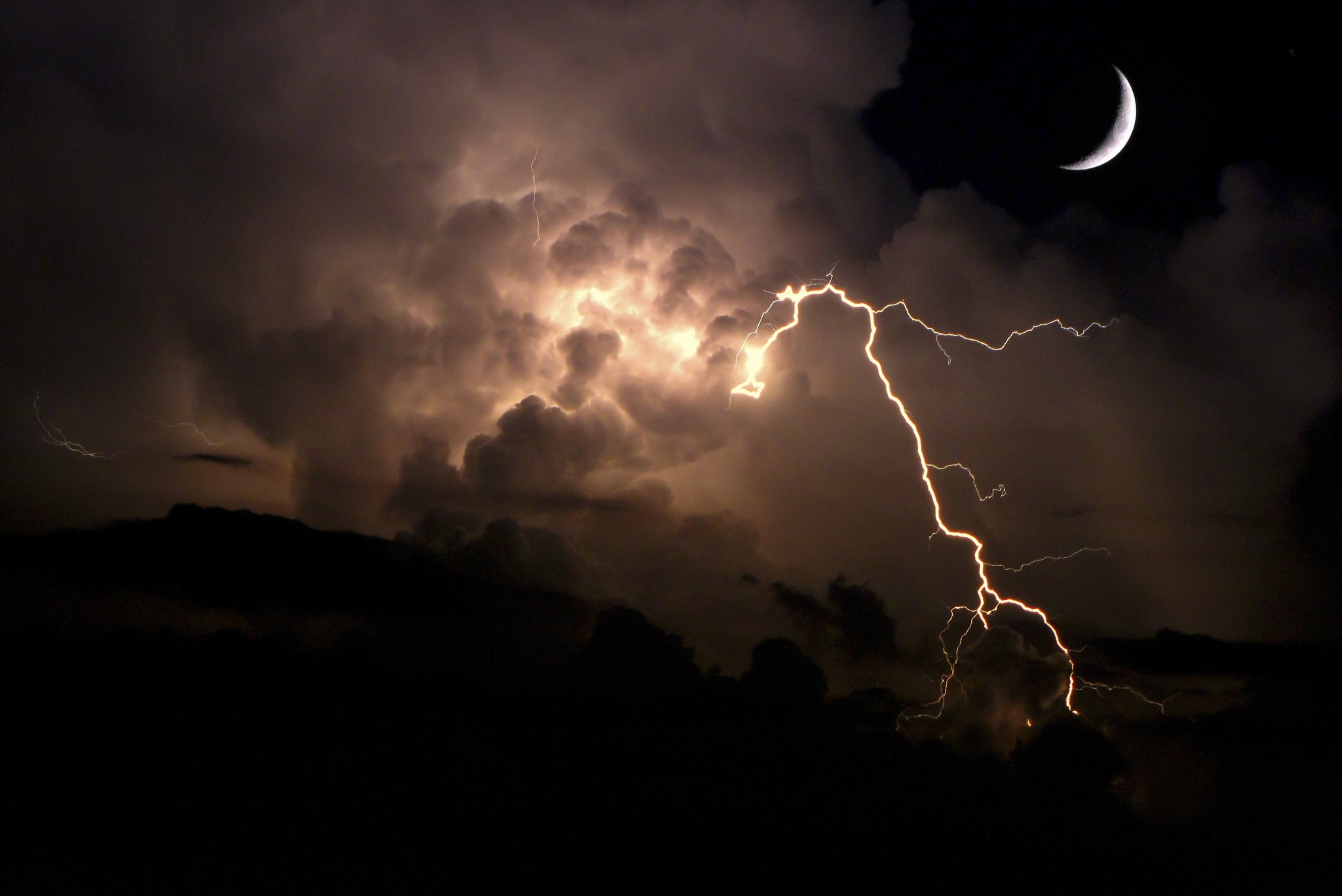 Photographing Lightning: Easy Tips & Tricks for Beginners!