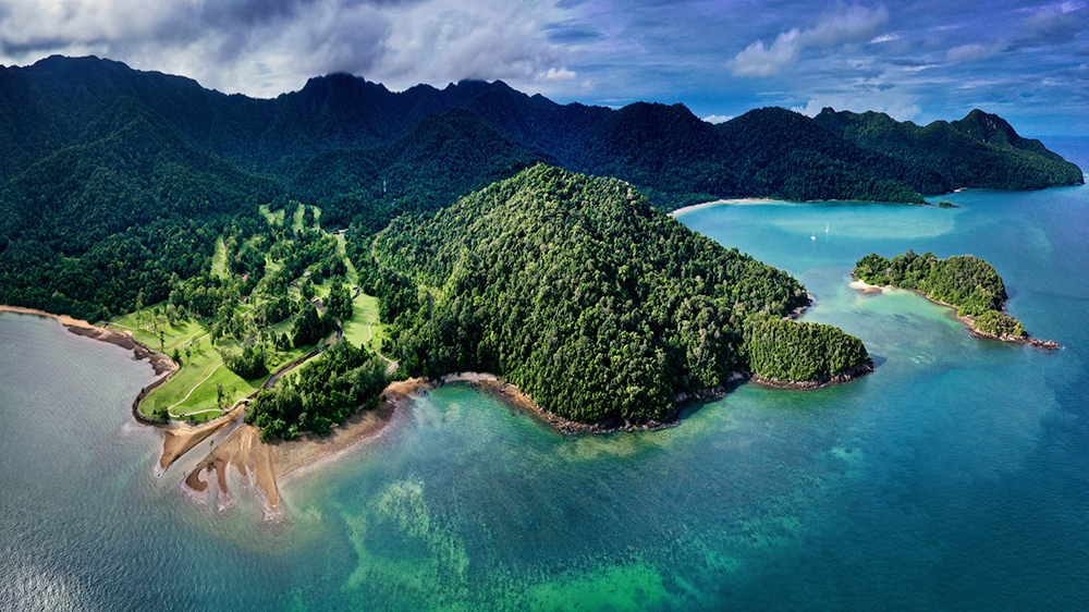 Want examples of great Green luxury accommodations? Check out this list of beautiful, earth-kind places worldwide.