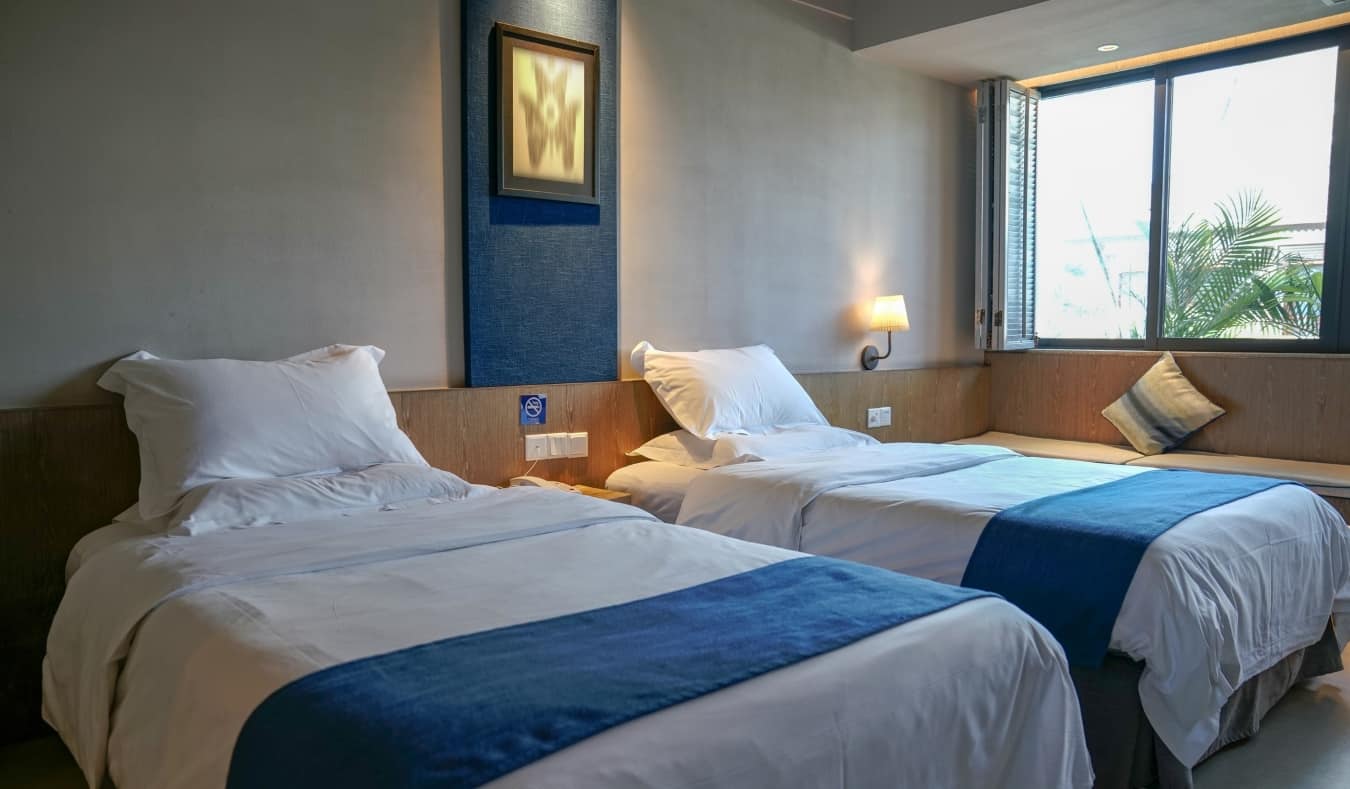 How to book budget-friendly hotels:The Ultimate Guide using search tools.