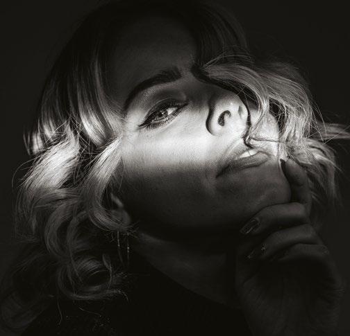 Want truly amazing black and white backlight portrait photography? Learn these essential tips right now.