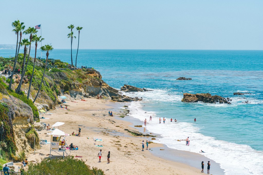 Looking for affordable warm US destinations in February? Discover budget friendly sunshine cities and beaches now!