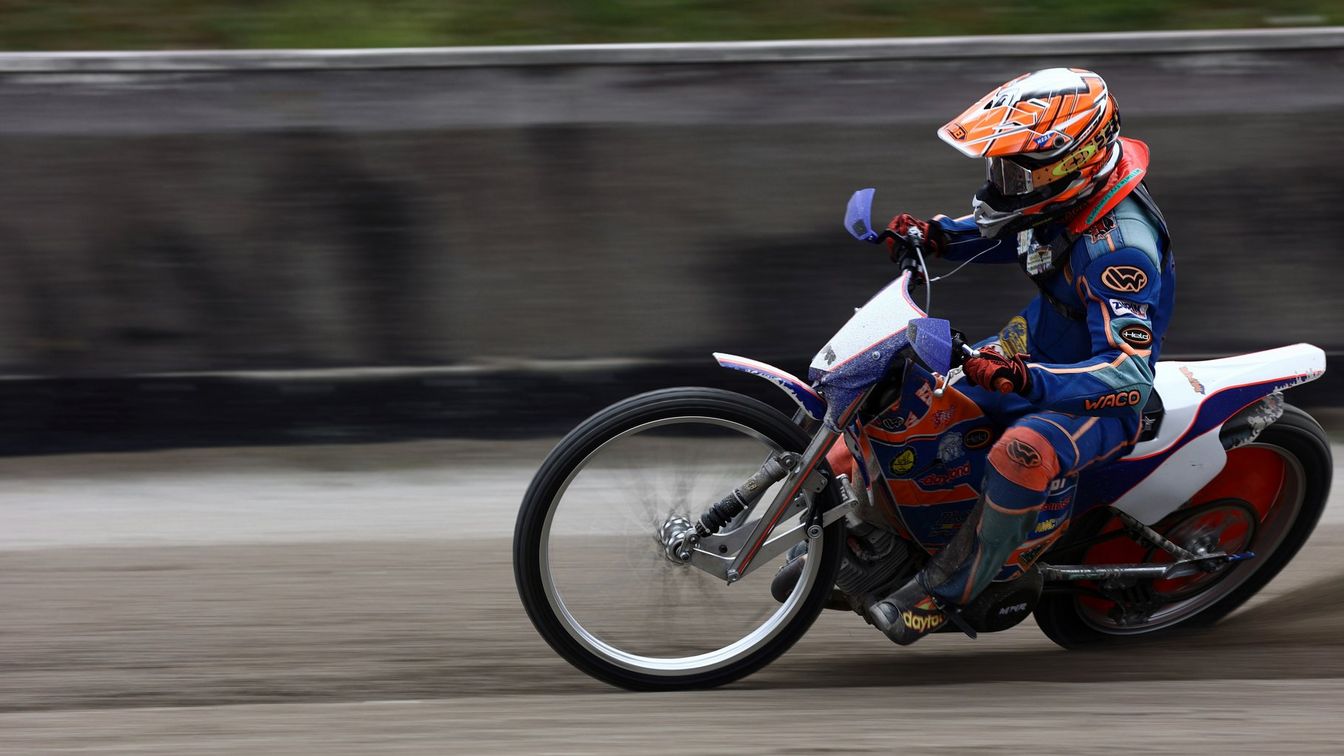 How to do panning photography? Follow these easy steps for capturing great action shots.