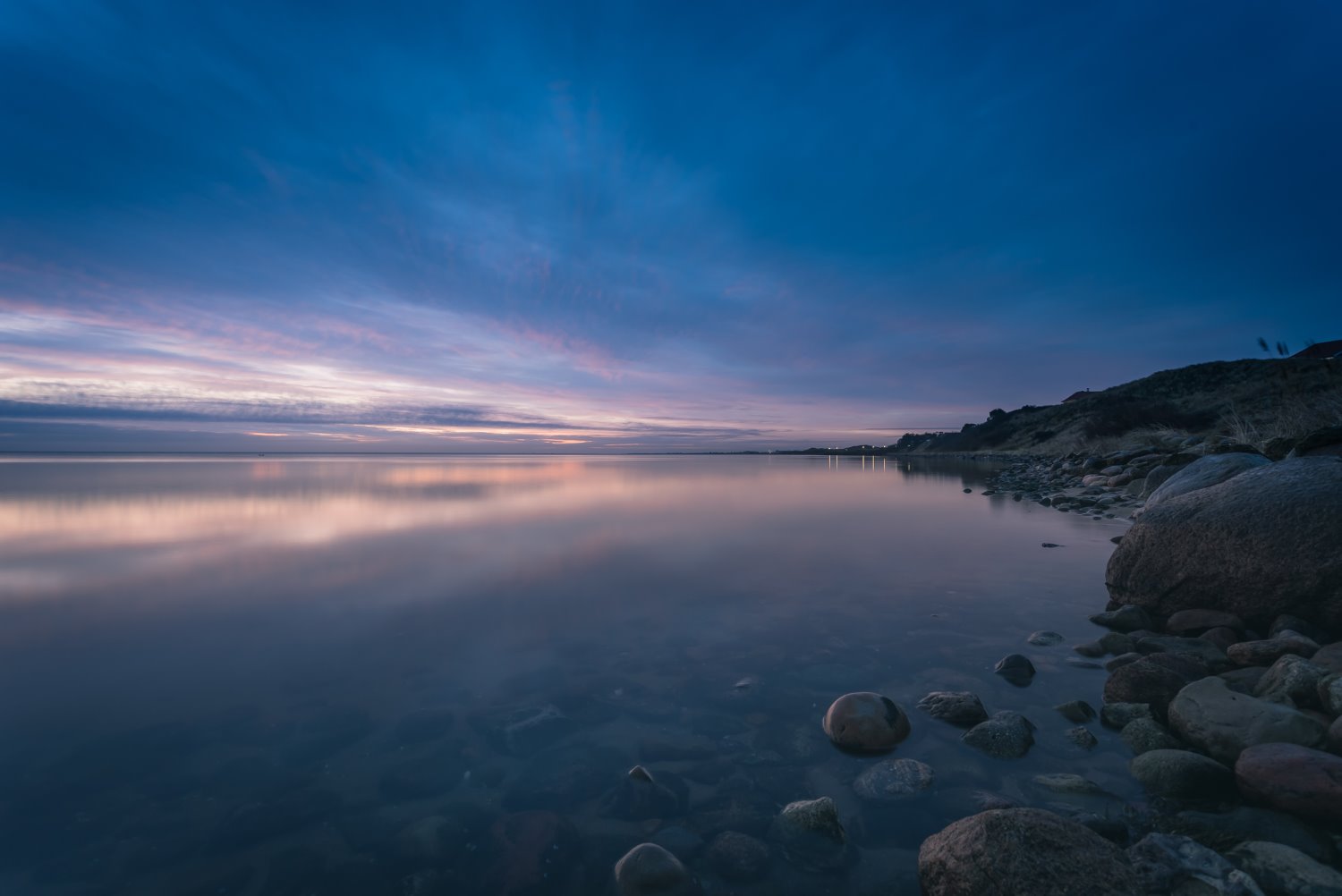 Why is Blue Hour Photography So Magical? (Discover the Secret to Capturing That Beautiful Deep Blue Sky)