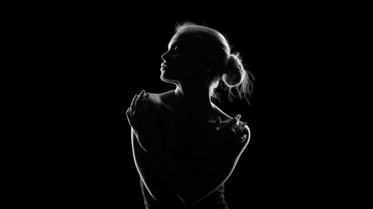 Want truly amazing black and white backlight portrait photography? Learn these essential tips right now.