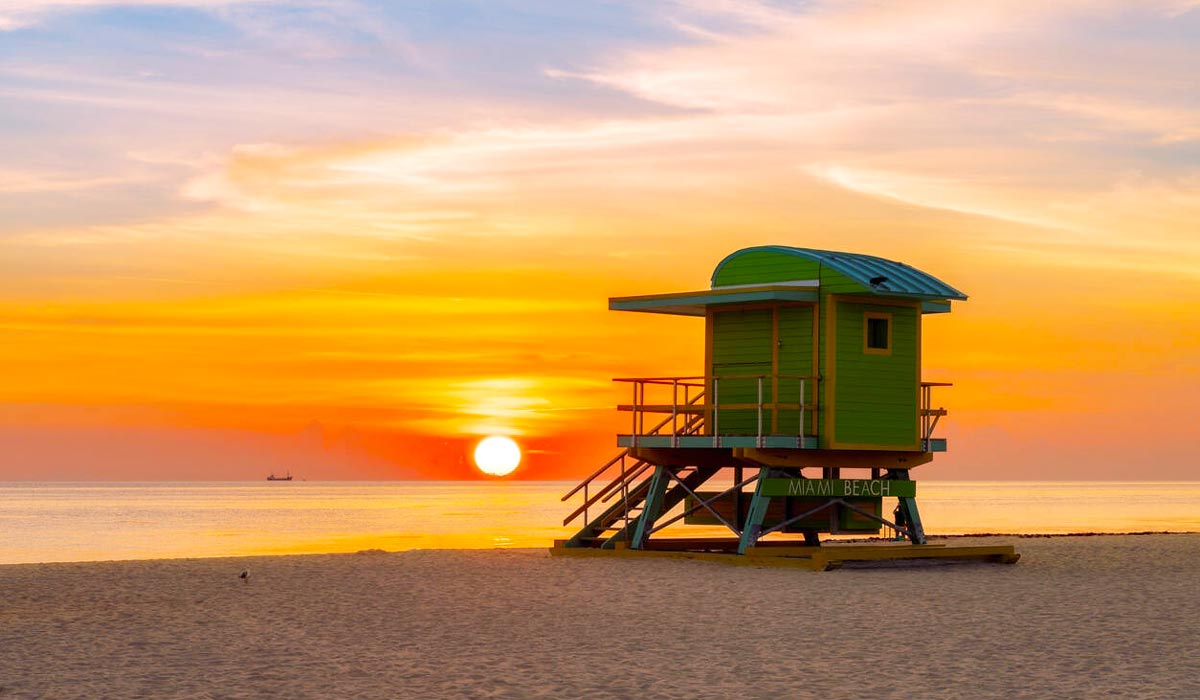 Looking for affordable warm US destinations in February? Discover budget friendly sunshine cities and beaches now!