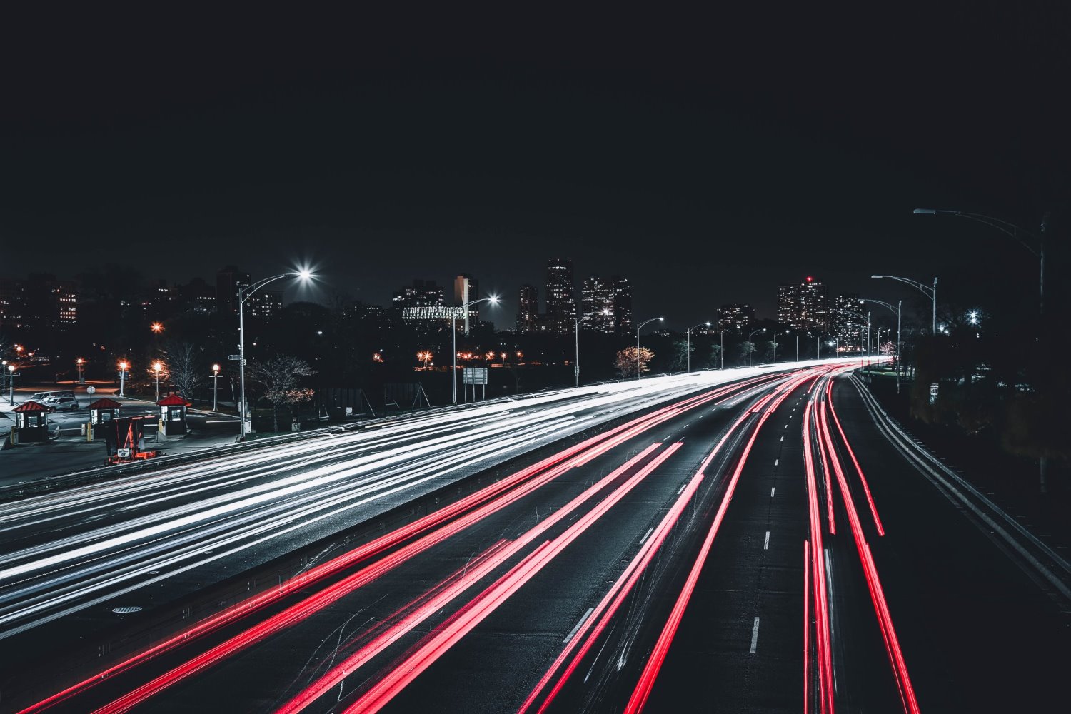 Easy long exposure night photography tips? Get stunning light trail results even as a complete beginner.