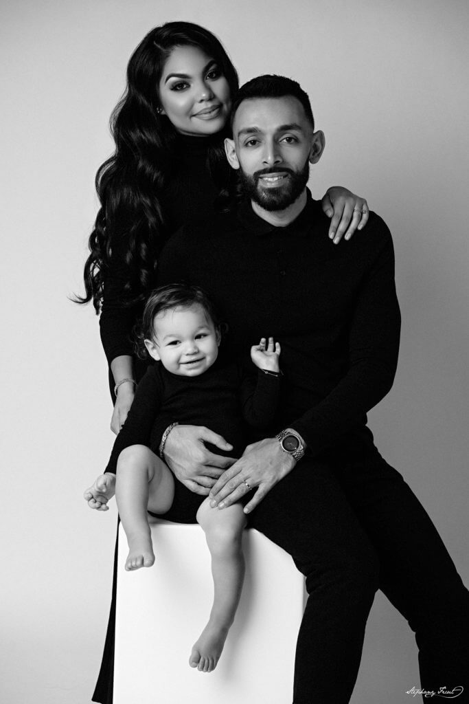 Looking for black and white photos of family ideas? Get inspired by these creative poses.