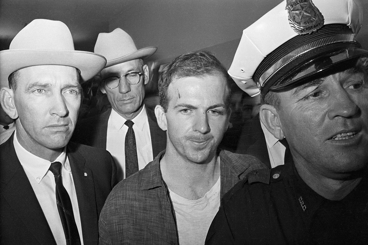 What is the story behind the Lee Harvey Oswald robe? Understand its history and connection to the JFK event.