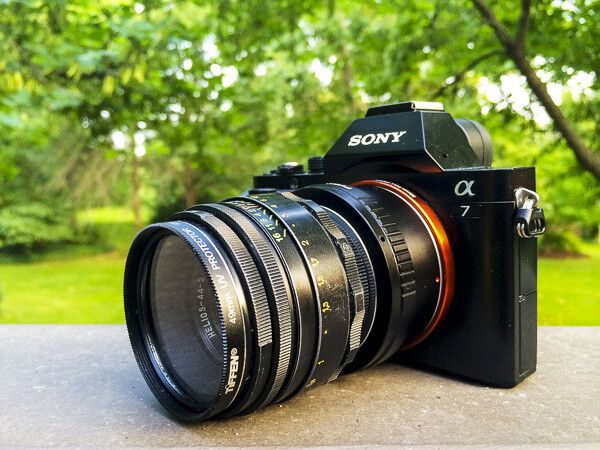 Why does the Helios lens create washing machine bokeh? Explore the special lens design behind the swirl effect.