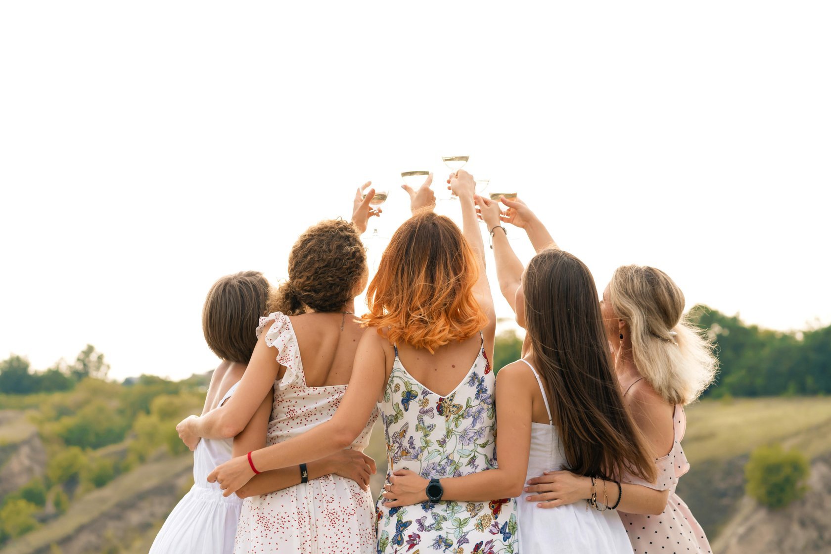 What are the best group photo poses for friends (capture fun memories together easily)