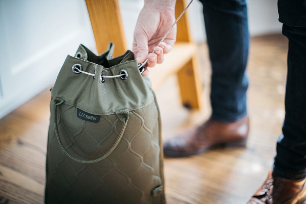 Learn how to prevent theft in public spaces while traveling (Protect yourself from pickpockets).