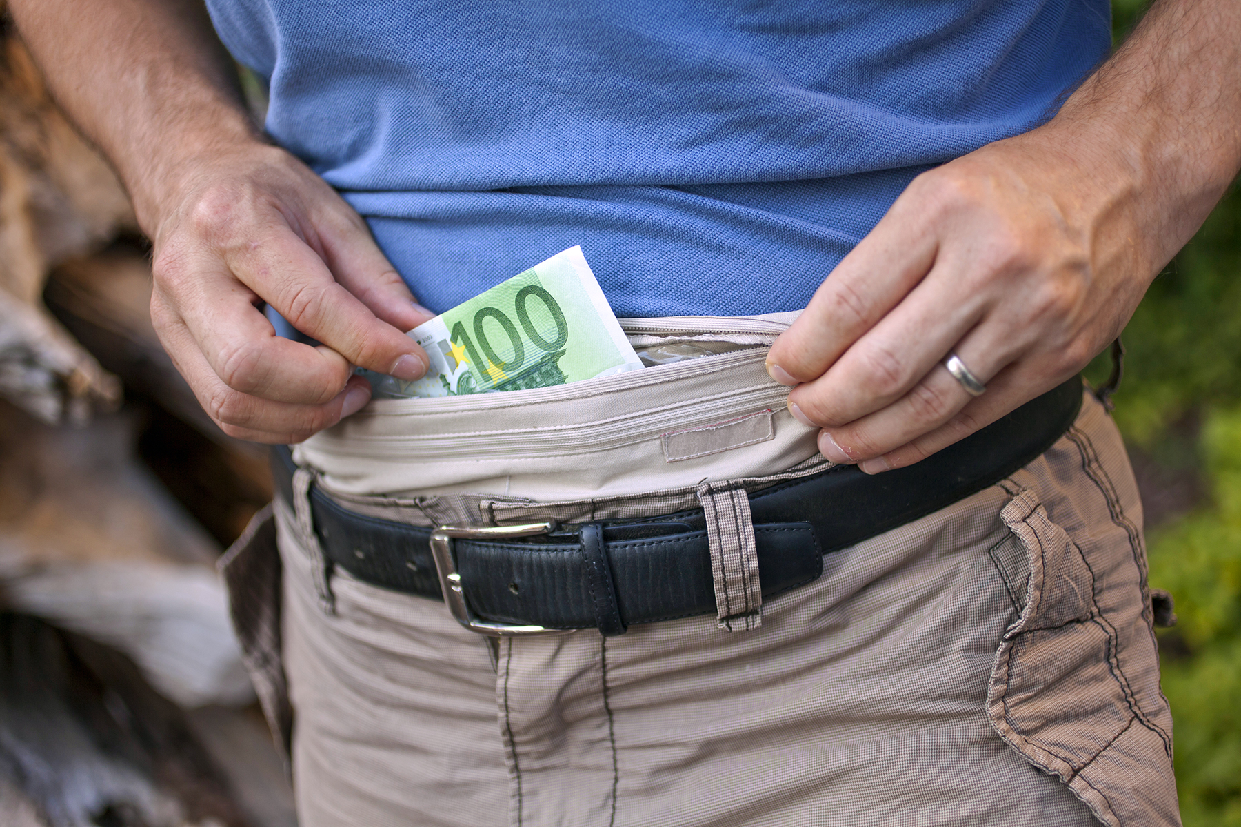 Learn how to prevent theft in public spaces while traveling (Protect yourself from pickpockets).