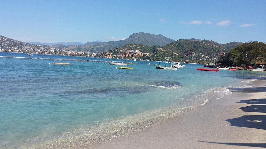 Why is Playa Las Gatas so popular? Explore the reasons travelers love this calm Zihuatanejo beach.