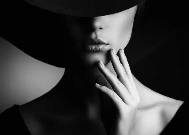 Best ways to try split light portrait photography? (Here are simple setups for you to start quickly!)