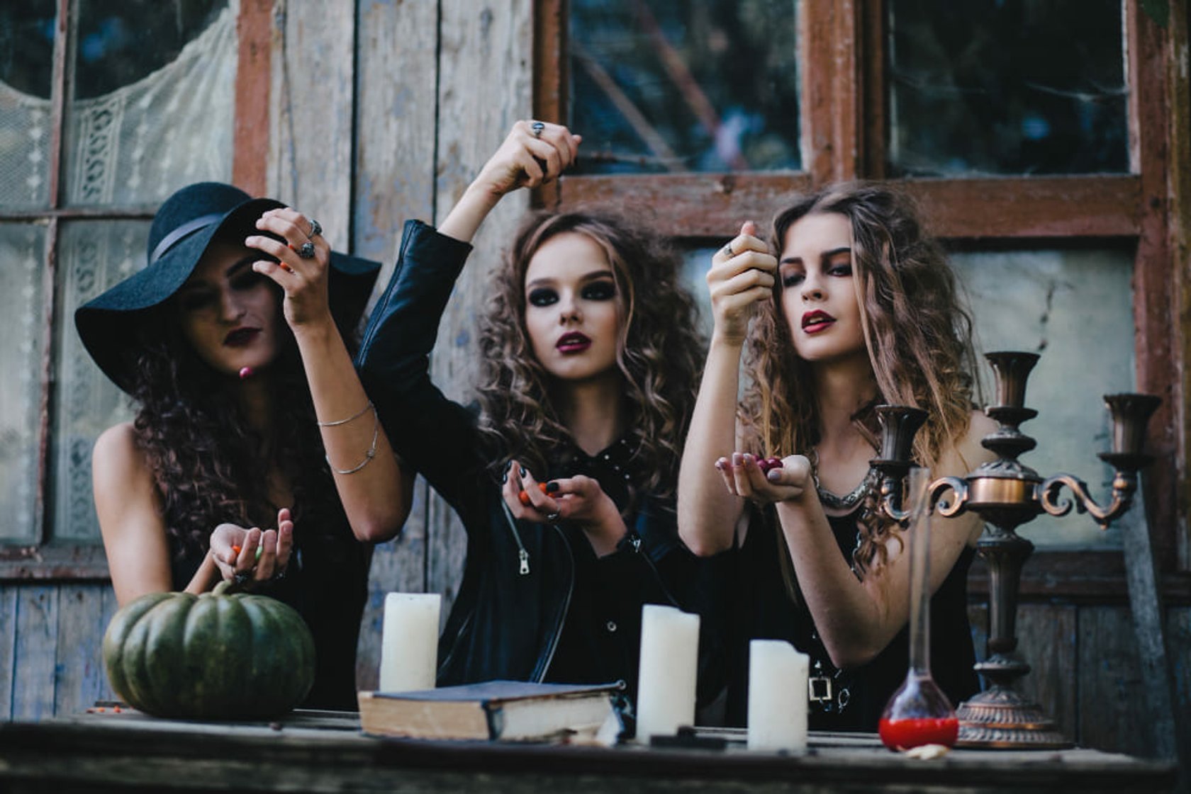 Dead Glamour: How to Shoot Vintage Spooky Fashion Art Photography?