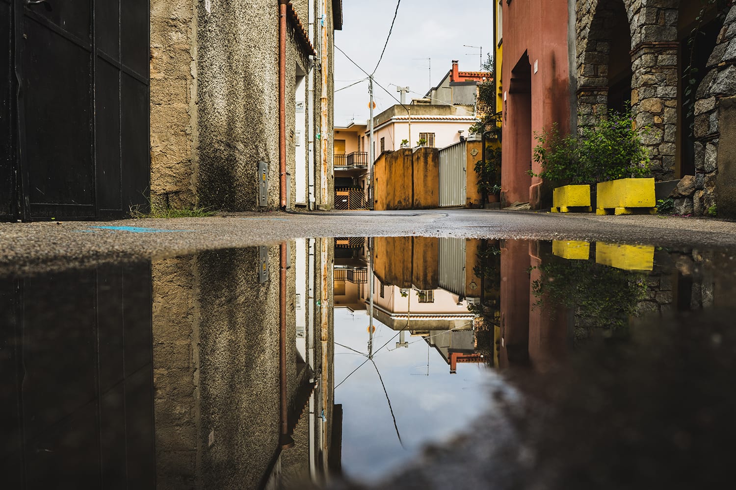 Cool street photography reflection puddle photos? (Learn these quick tricks)