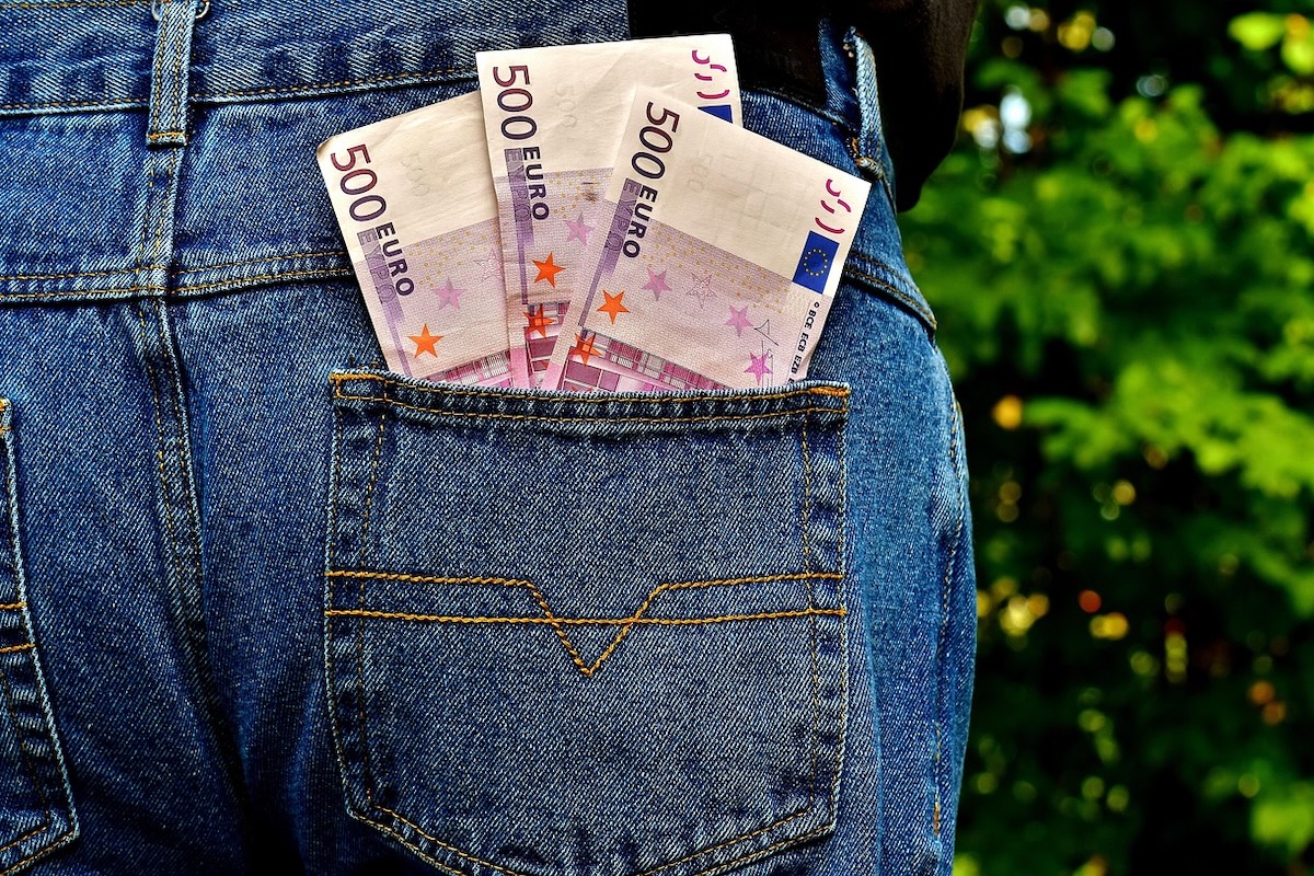 How to handle a lost wallet when traveling? Act fast with these smart recovery tips for your trip.