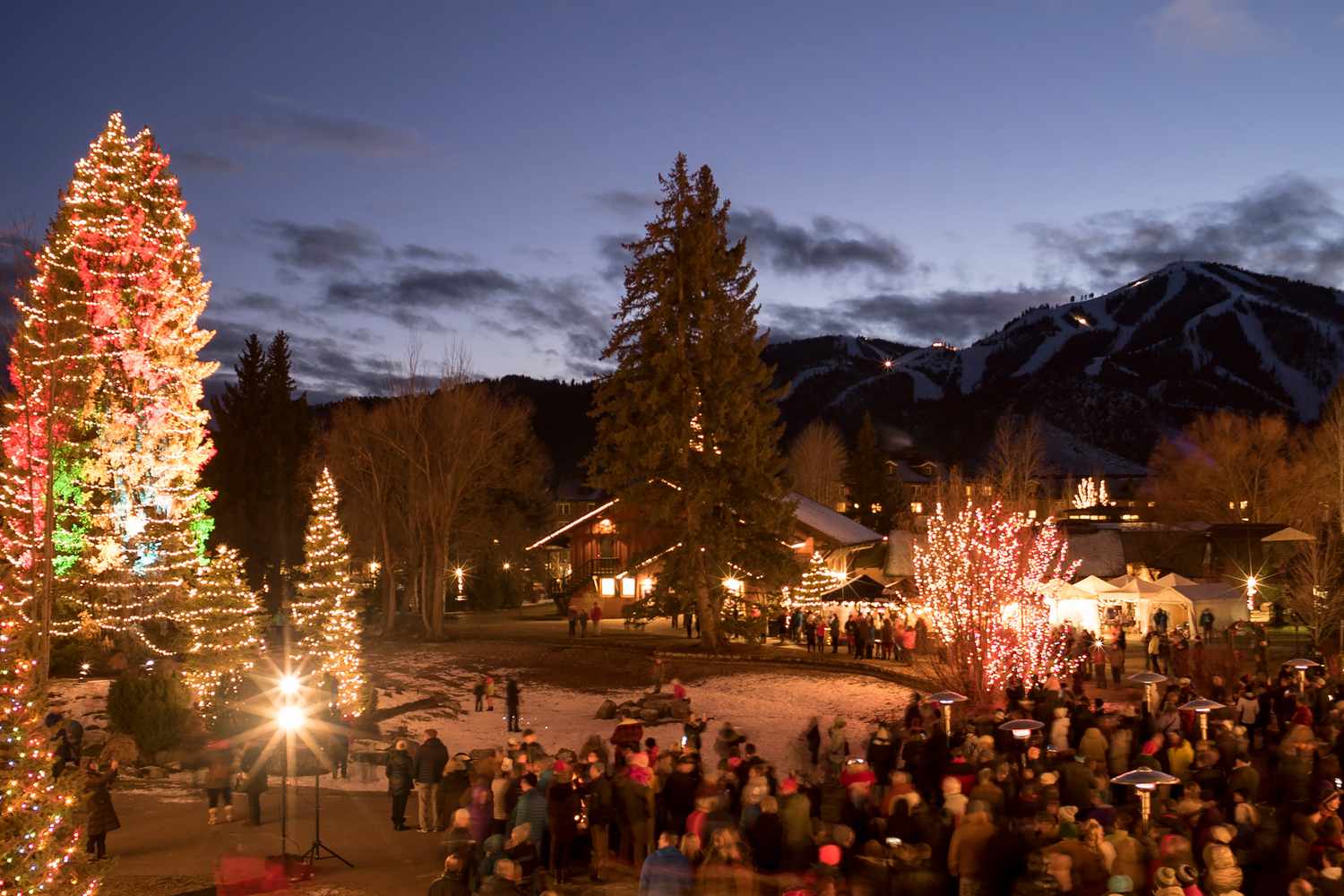 How to enjoy holiday festivals and markets in the US? Discover fun ways to celebrate this season!
