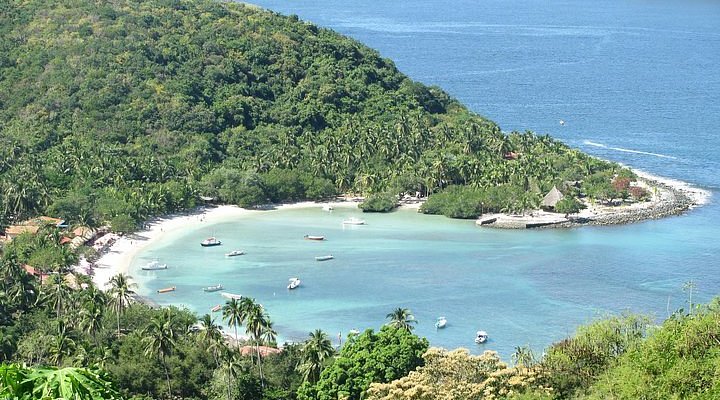 Why is Playa Las Gatas so popular? Explore the reasons travelers love this calm Zihuatanejo beach.