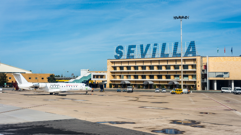 How to get from San Pablo Sevilla Airport to downtown? Explore these easy transportation choices.