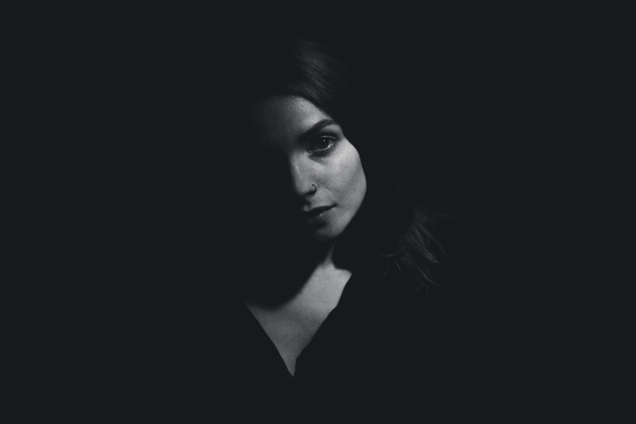Best ways to try split light portrait photography? (Here are simple setups for you to start quickly!)