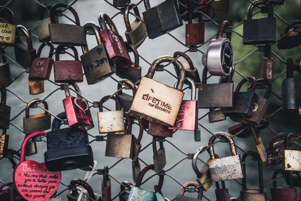 How to stay safe when visiting dangerous tourist spots: Simple tricks to avoid common travel risks.