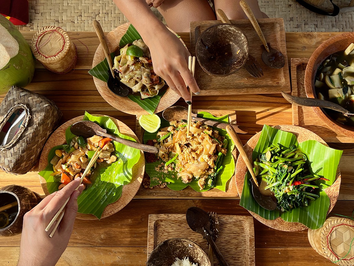 Whats inside Vientiane Airport? (Find out about food, shops, and what you can do there)