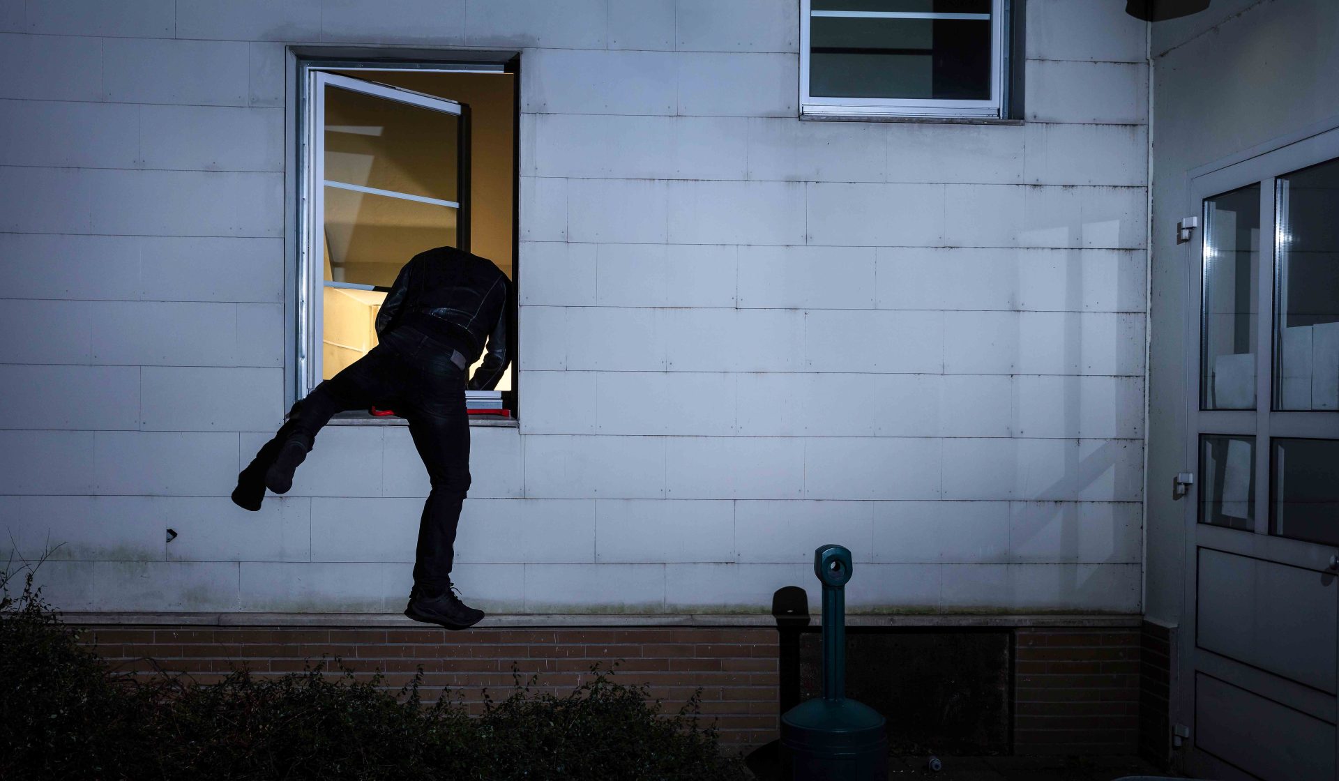 How to protect your home from burglary while traveling (Smart ways to keep thieves away)