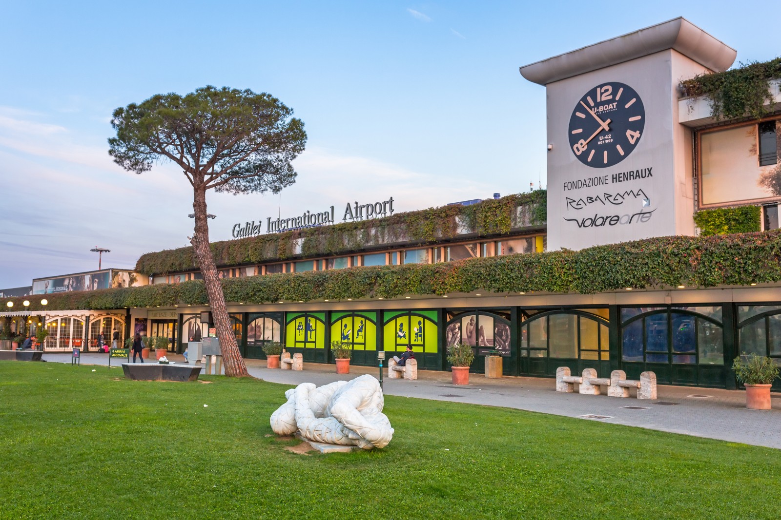 Going to Galileo Galilei Airport: How can you get there super easily? (Best ways to travel to Pisa)