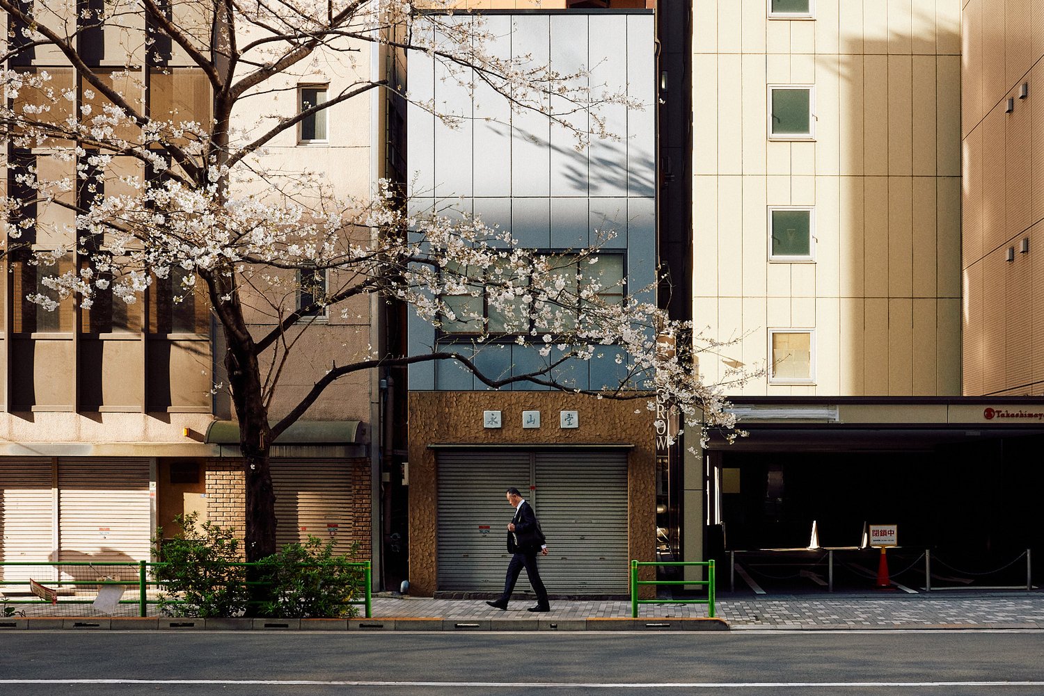 Want amazing street photography wall perspective? Try these simple tips for awesome street photography wall perspective.