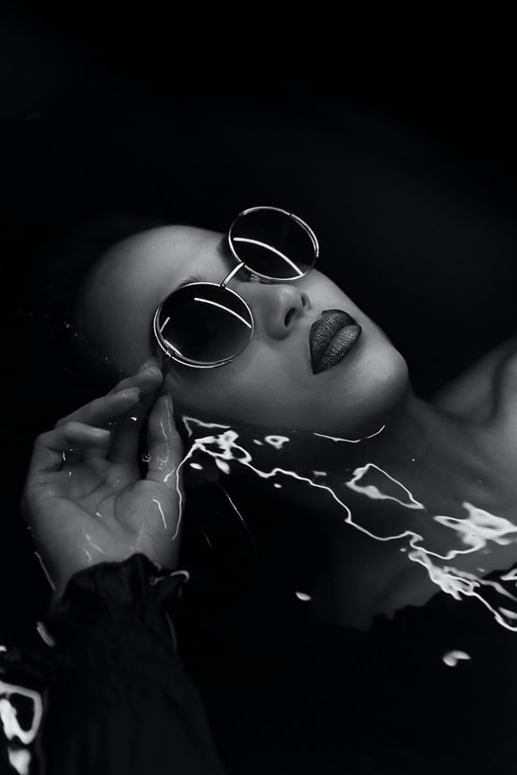 What are the best ways to take pictures in the dark with a highlight? Get amazing results with these tricks.