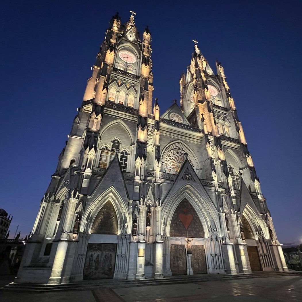 Which land marks min quito ecudar are famous? Discover the citys most iconic places now.