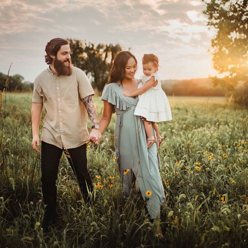 Which family pic poses suit your style best? Find perfect ideas for any family size quickly.
