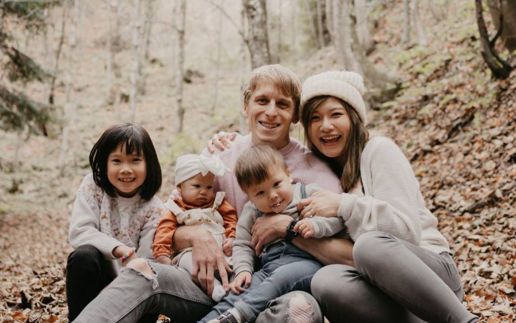 Looking for simple family portrait ideas? These top tips make capturing memories easy and fun.