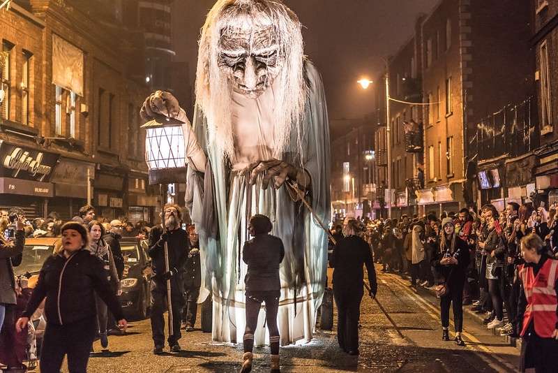 How to witness Europe street festivals in 2025? (Simple guide and tips!)