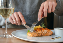 How to Pair Salmon Sake with Wine Simple Expert Tips for Matches