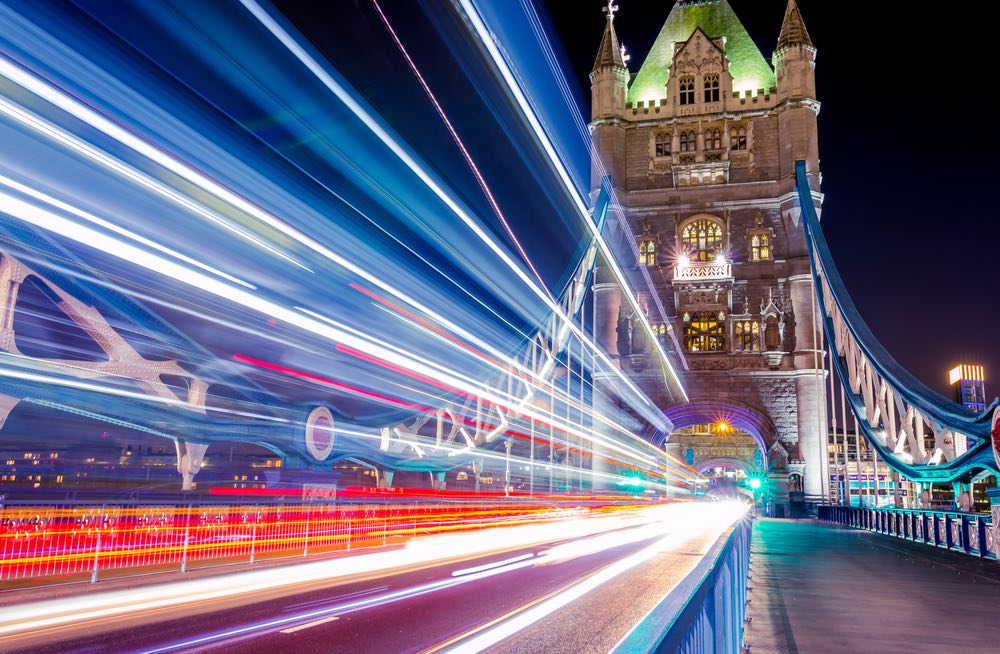 How to take light trails photos? Top 3 settings your camera needs right now