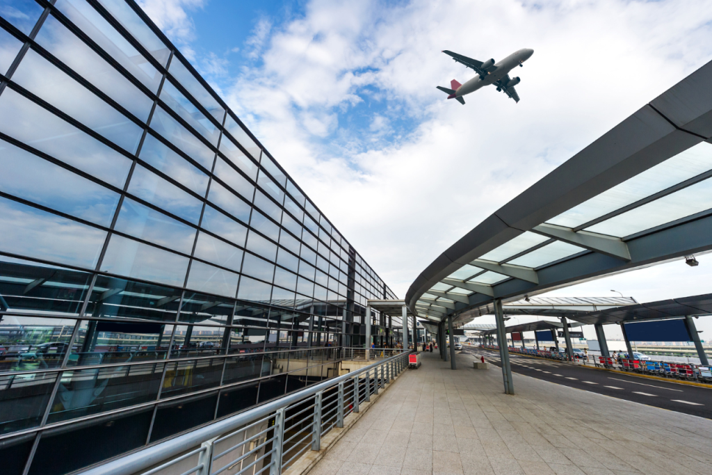 Why use pvg airport live cam regularly? (Benefits for tracking flights fast)