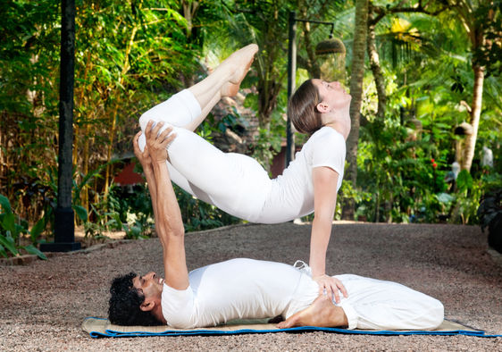 How to pose two people naturally with these 7 simple tips and tricks