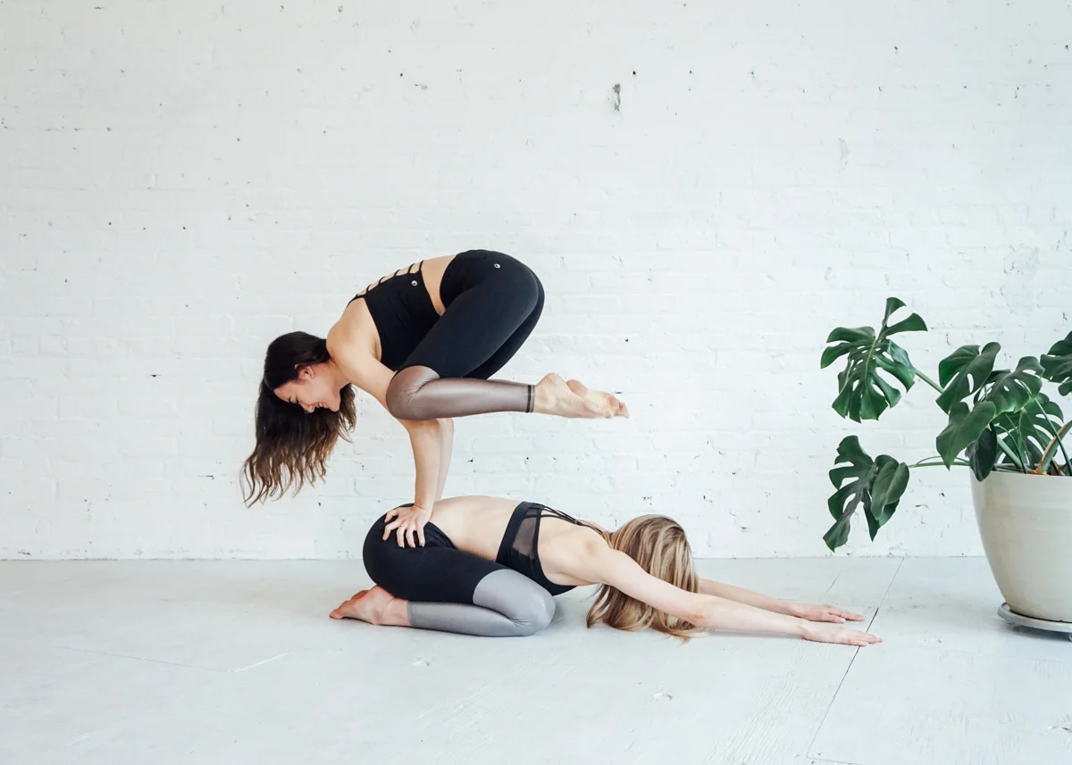 How to pose two people naturally with these 7 simple tips and tricks