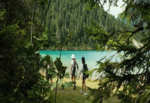 Where to buy low-impact travel gear for tourists? Affordable spots for green vacations!