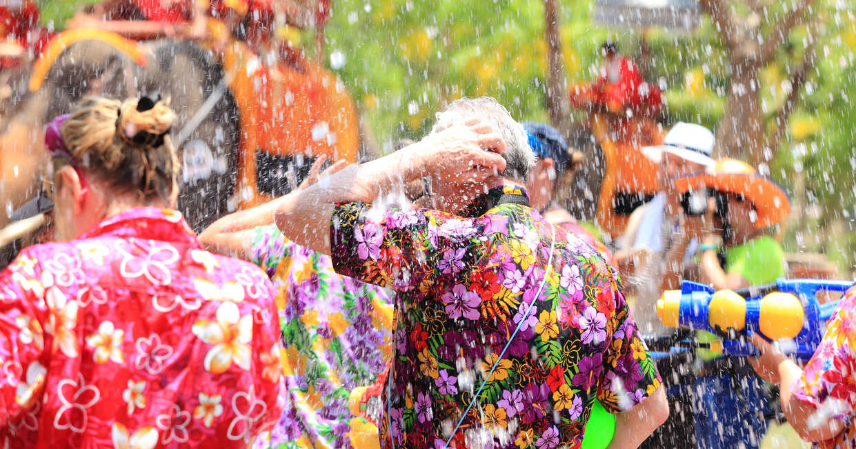 Top ways to experience major street festivals in Asia: Festivals like Songkran and Holi.