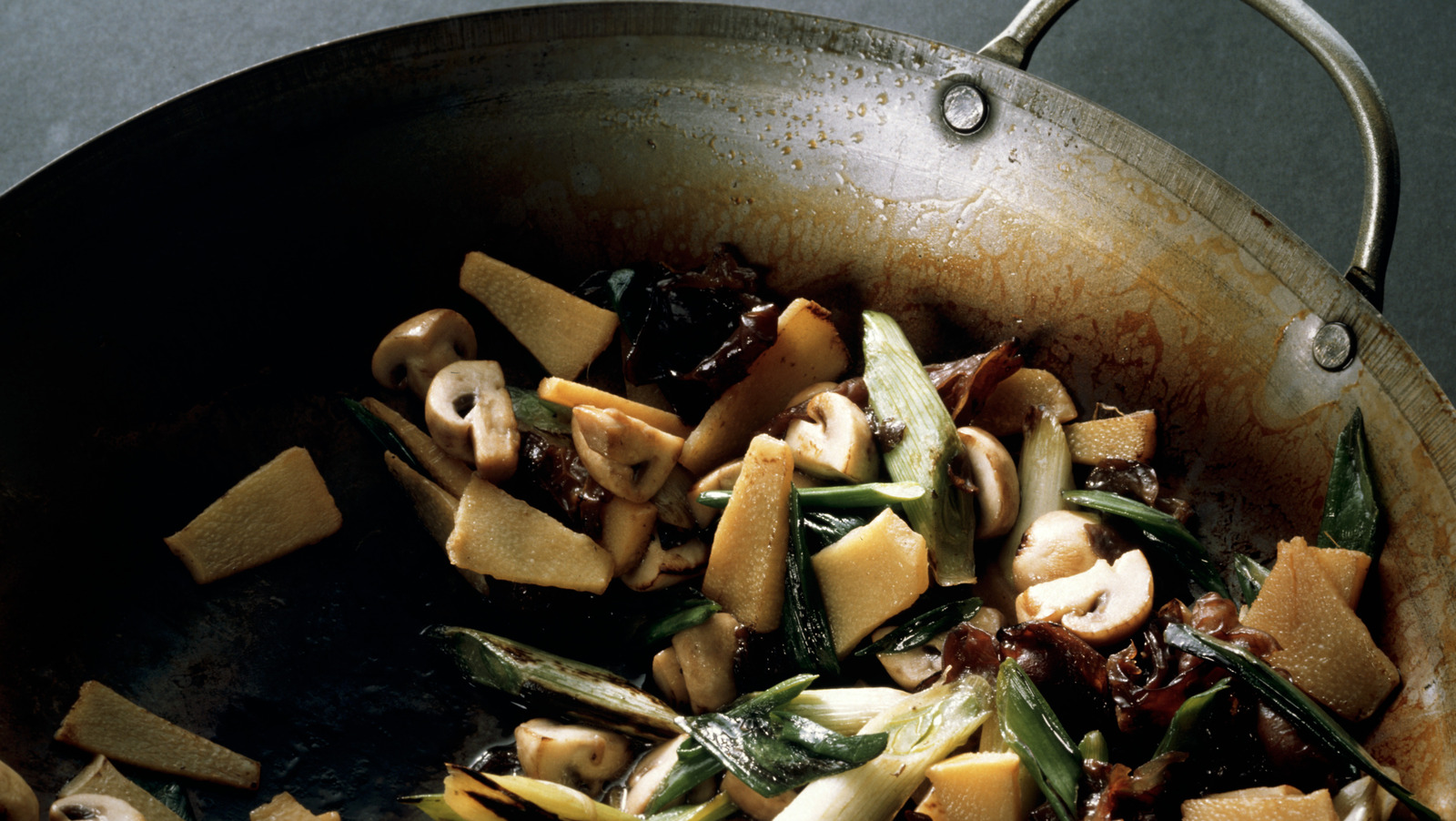 Common mistakes when frying Chinese dishes? Expert fixes to avoid